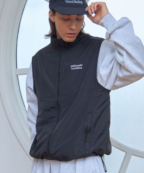 FFEIN（フェイン）の「【FFEIN(フェイン)】スタンドカラーナイロンジップベスト /ドローコード（ベスト・メンズ・ネイビー/ブラック/カーキ/オフホワイト/その他1/その他2/その他3・SMALL/MEDIUM/LARGE）」の10枚目の写真