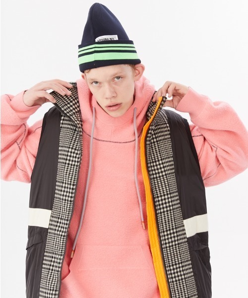 JNBY(ジェーエヌビーワイ)の「APN Logo-patch Striped Polyester Beanie Hat(ニットキャップ/ビーニー・レディース・ブラック/パープル・ONE SIZE)」の1枚目の写真