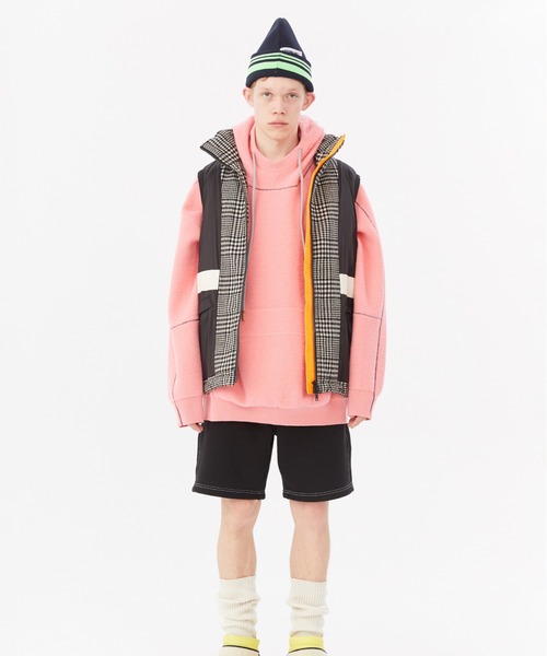 JNBY(ジェーエヌビーワイ)の「APN Logo-patch Striped Polyester Beanie Hat(ニットキャップ/ビーニー・レディース・ブラック/パープル・ONE SIZE)」の4枚目の写真