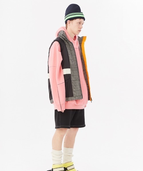 JNBY(ジェーエヌビーワイ)の「APN Logo-patch Striped Polyester Beanie Hat(ニットキャップ/ビーニー・レディース・ブラック/パープル・ONE SIZE)」の5枚目の写真