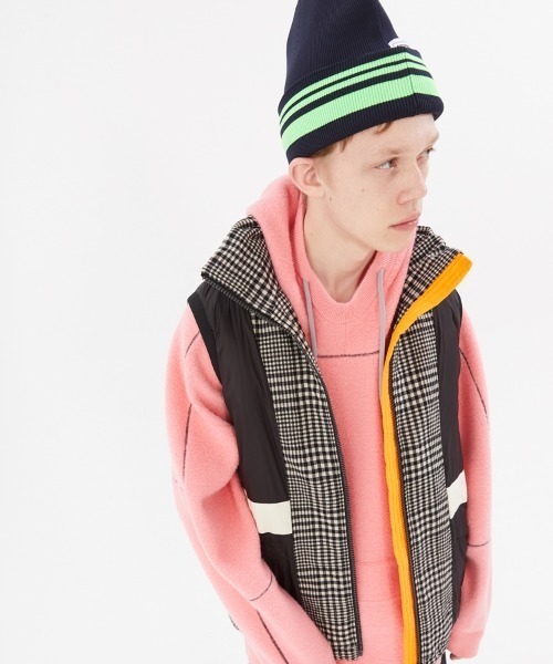 JNBY(ジェーエヌビーワイ)の「APN Logo-patch Striped Polyester Beanie Hat(ニットキャップ/ビーニー・レディース・ブラック/パープル・ONE SIZE)」の3枚目の写真
