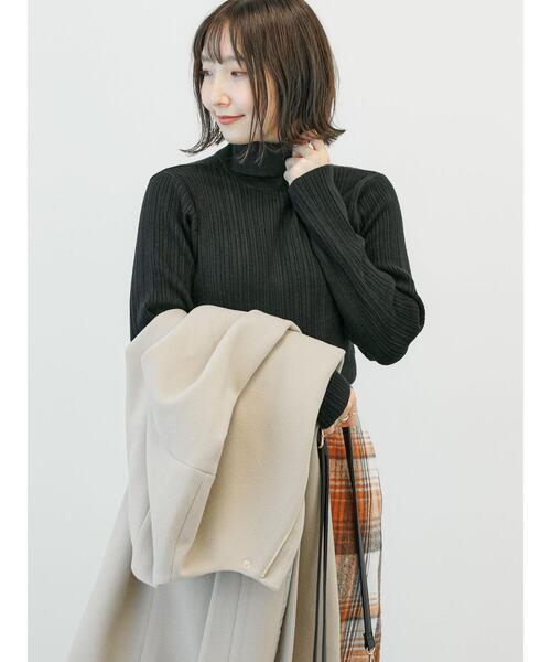 Te chichi TERRASSE（テチチテラス）の「ランダムリブバックパールタートルニット（ニット/セーター・レディース・ベージュ/ブラック/オフホワイト・F）」の16枚目の写真