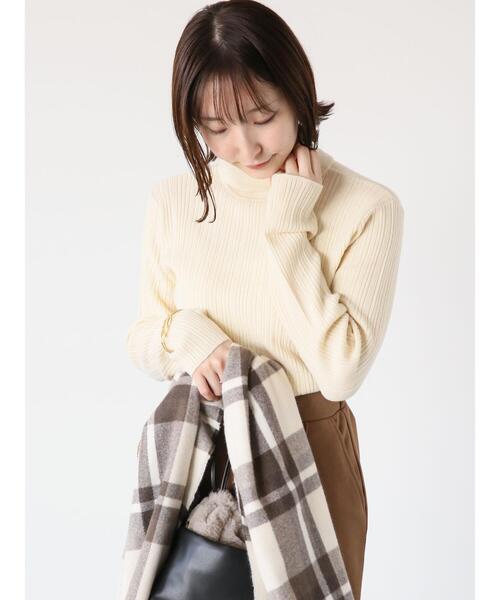 Te chichi TERRASSE（テチチテラス）の「ランダムリブバックパールタートルニット（ニット/セーター・レディース・ベージュ/ブラック/オフホワイト・F）」の18枚目の写真