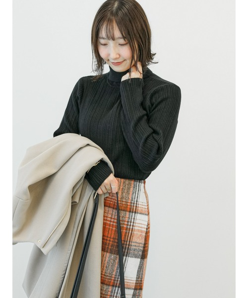 Te chichi TERRASSE（テチチテラス）の「ランダムリブバックパールタートルニット（ニット/セーター・レディース・ベージュ/ブラック/オフホワイト・F）」の3枚目の写真