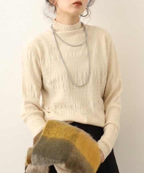 Chiaro(キアロ)の「chiaro シャーリングニット(ニット/セーター・レディース・ベージュ/ブラック/ワインレッド/グリーン/モカ・40)」の4枚目の写真