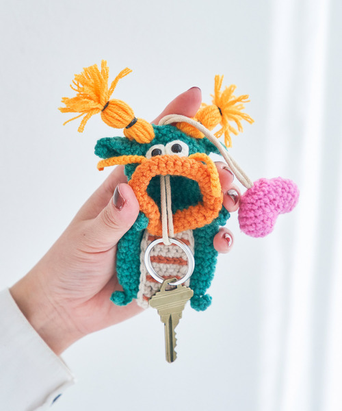 macaroni edge（マカロニエッジ）の「販売終了〈macaroni edge/マカロニエッジ〉毛糸のマスコット 辰の子 キーケース -2024 LIMITED EDITION-（キーケース/キーアクセサリー・レディース・グリーン×オレンジ/グリーン×ピンク・ONE SIZE）」の2枚目の写真