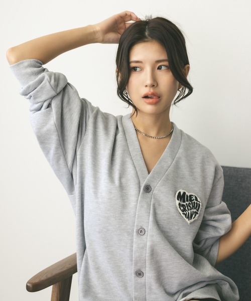 MIEL CRISHUNANT（ミエルクリシュナ）の「【 ユニセックス 】ハートロゴワッペンカーディガン（カーディガン/ボレロ・レディース・ブラック/グレー/ブルー・FREE）」の4枚目の写真