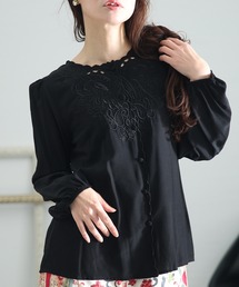 デコルテリーフ刺繍ブラウス
