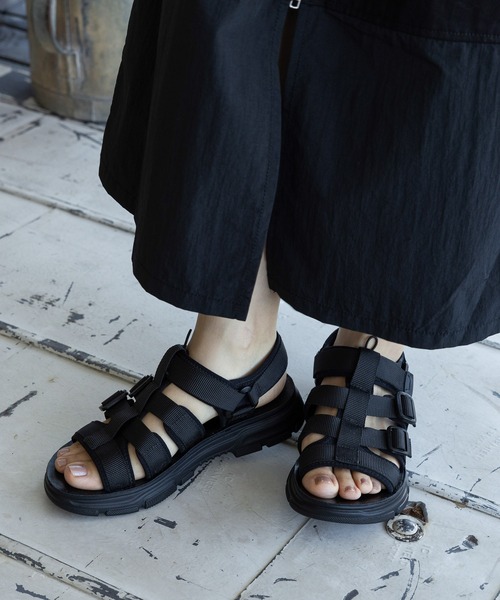 LEPSIM(レプシィム)の「テープベルトグルカサンダル 996289(サンダル・レディース・アイボリー/ブラック/カーキ・LARGE/MEDIUM)」の3枚目の写真