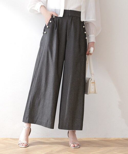 couture brooch（クチュールブローチ）の「◆新色追加【洗える】パール調釦シャンブレーデニムライクパンツ（その他パンツ・レディース・ライトブルー/ネイビー/ブラック・40/38/36/42）」の2枚目の写真