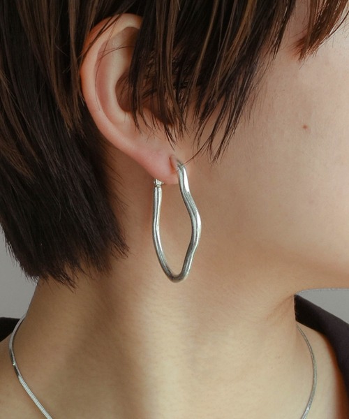 GOLDY（ゴールディ）の「アブストラクト メタルフレーム イヤリング（イヤリング・レディース・シルバー/ゴールド/シルバー系その他/ゴールド系その他・FREE）」の2枚目の写真