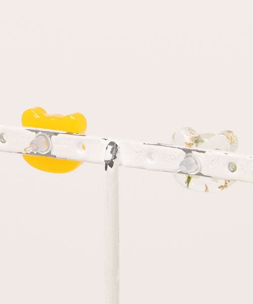tone（トーン）の「【R】708　イエロー×アリッサムくまピアス(MA)（ピアス（両耳用）・レディース・イエロー・FREE）」の2枚目の写真