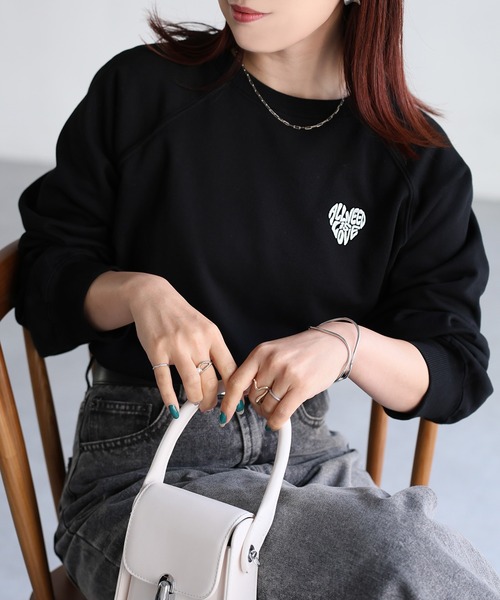 Riberry（リベリー）の「ハートロゴラメ刺繍ラグランスウェットトレーナー（スウェット・レディース・ホワイト×レッド/ホワイト×ブラック/ライトグレー系/ブラック×ホワイト/ブラック×レッド/ライトグレー系1/ライトグレー系2・FREE）」の4枚目の写真