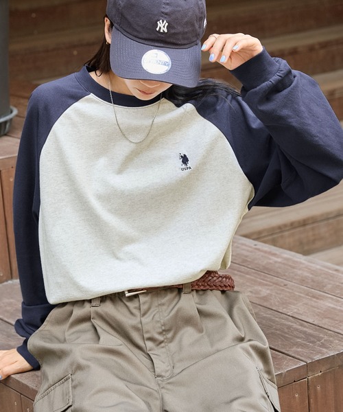 U.S. POLO ASSN.（ユーエスポロアッスン）の「U.S. POLO ASSN. /ユーエスポロアッスン 別注 ワンポイント刺繍 ラグラン配色オーバーサイズ長袖Tシャツ（Tシャツ/カットソー・レディース・ダークグリーン/カーキ/ダークブラウン/ワイン/ブラック/ネイビー/チャコールグレー/ブラウン系・S/XL/L/M）」の7枚目の写真