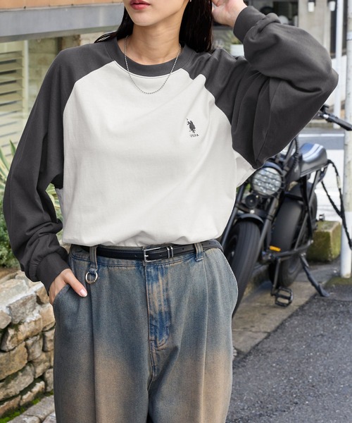 U.S. POLO ASSN.（ユーエスポロアッスン）の「U.S. POLO ASSN. /ユーエスポロアッスン 別注 ワンポイント刺繍 ラグラン配色オーバーサイズ長袖Tシャツ（Tシャツ/カットソー・レディース・ダークグリーン/カーキ/ダークブラウン/ワイン/ブラック/ネイビー/チャコールグレー/ブラウン系・S/XL/L/M）」の20枚目の写真