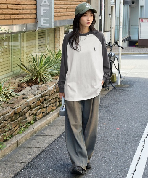 U.S. POLO ASSN.（ユーエスポロアッスン）の「U.S. POLO ASSN. /ユーエスポロアッスン 別注 ワンポイント刺繍 ラグラン配色オーバーサイズ長袖Tシャツ（Tシャツ/カットソー・レディース・ダークグリーン/カーキ/ダークブラウン/ワイン/ブラック/ネイビー/チャコールグレー/ブラウン系・S/XL/L/M）」の21枚目の写真