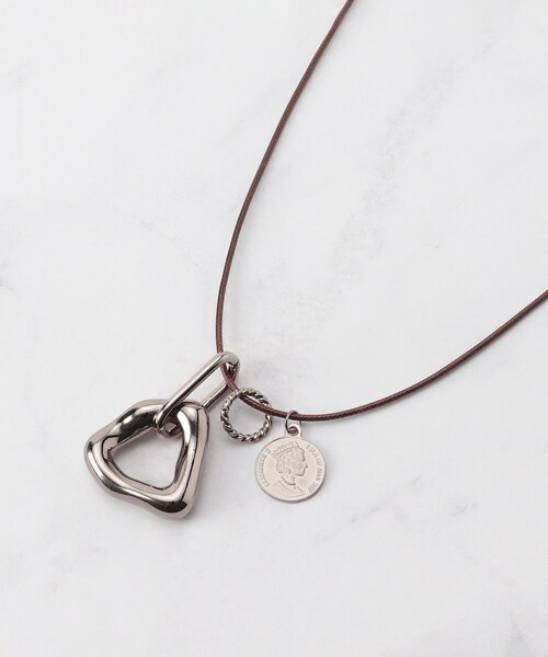 SHOO・LA・RUE（シューラルー）の「◆ニュアンス三角＆コインひもネックレス（ネックレス・レディース・ゴールド/シルバー/ブロンズ・00）」の3枚目の写真