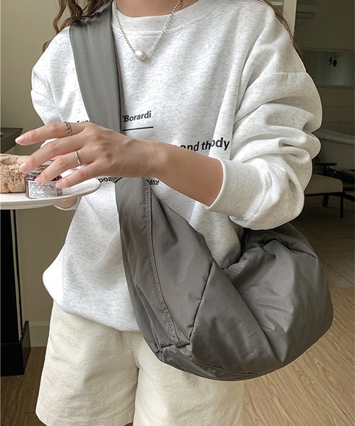 c.u.l(シーユーエル)の「ハーフムーン ナイロンショルダーバッグ cula989(ショルダーバッグ・レディース・ブラック/アイボリー/カーキ/ブルー/グレー/ベージュ/グリーン系その他/ブラウン/グリーン/ピンク・FREE)」の5枚目の写真