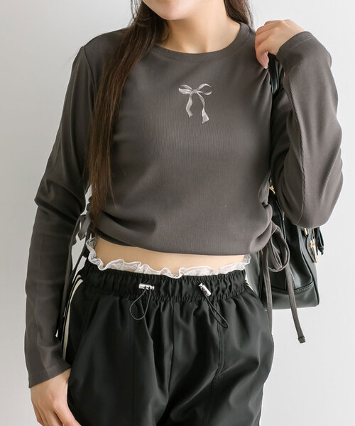 OLIVE des OLIVE（オリーブデオリーブ）の「テレコ裾脇ドロストTシャツ（Tシャツ/カットソー・レディース・スミクロ/オフホワイト/トップグレー/サックスブルー・FREE）」の11枚目の写真