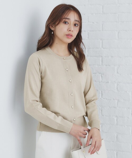 index（インデックス）の「◆≪エマール検証済≫7colorビジュー釦クルーネックカーディガン【洗濯機洗い可】（カーディガン/ボレロ・レディース・ワインレッド/サックスブルー系7/ダークグレー/ネイビー/オフホワイト/ナチュラル/ブラック系7・34/36/38/40/42）」の4枚目の写真