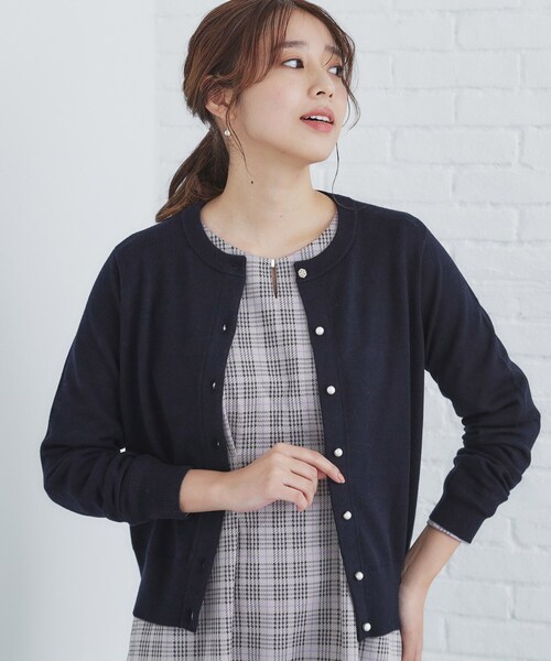 index（インデックス）の「◆≪エマール検証済≫7colorビジュー釦クルーネックカーディガン【洗濯機洗い可】（カーディガン/ボレロ・レディース・ワインレッド/サックスブルー系7/ダークグレー/ネイビー/オフホワイト/ナチュラル/ブラック系7・34/36/38/40/42）」の5枚目の写真