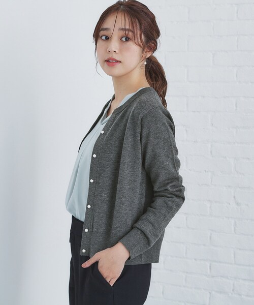 index（インデックス）の「◆≪エマール検証済≫7colorビジュー釦クルーネックカーディガン【洗濯機洗い可】（カーディガン/ボレロ・レディース・ワインレッド/サックスブルー系7/ダークグレー/ネイビー/オフホワイト/ナチュラル/ブラック系7・34/36/38/40/42）」の12枚目の写真