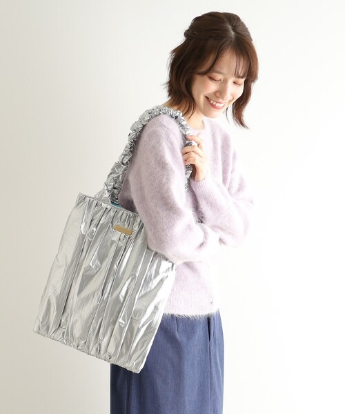 LAURA ASHLEY(ローラアシュレイ)の「【リバーシブル/持ち手長さ調節可/A4収納可】カームスデン ポピー柄 トートバッグ(トートバッグ・レディース・ゴールド/シルバー・00)」の1枚目の写真