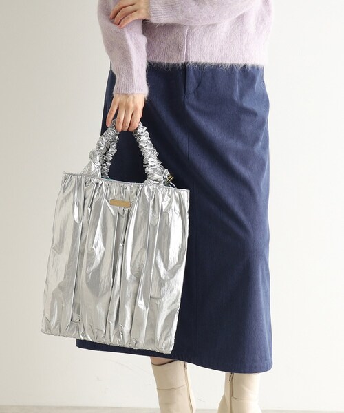 LAURA ASHLEY(ローラアシュレイ)の「【リバーシブル/持ち手長さ調節可/A4収納可】カームスデン ポピー柄 トートバッグ(トートバッグ・レディース・ゴールド/シルバー・00)」の3枚目の写真
