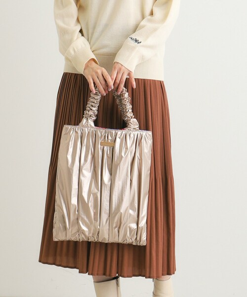LAURA ASHLEY(ローラアシュレイ)の「【リバーシブル/持ち手長さ調節可/A4収納可】カームスデン ポピー柄 トートバッグ(トートバッグ・レディース・ゴールド/シルバー・00)」の6枚目の写真