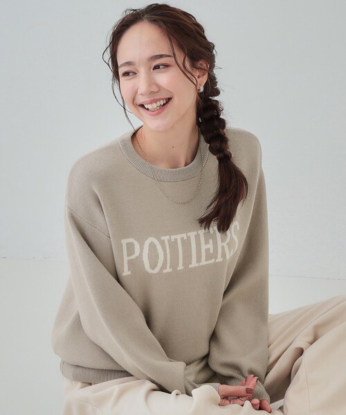 SHOO・LA・RUE（シューラルー）の「【洗える/ちくちくしにくい/静電気軽減】スウェットライク ロゴニット（ニット/セーター・レディース・グレー/ライトベージュ/ブラック/グリーン系・01/04/03/02）」の3枚目の写真