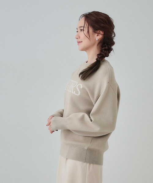 SHOO・LA・RUE（シューラルー）の「【洗える/ちくちくしにくい/静電気軽減】スウェットライク ロゴニット（ニット/セーター・レディース・グレー/ライトベージュ/ブラック/グリーン系・01/04/03/02）」の14枚目の写真