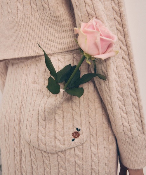VIS(ビス)の「【DILIGENCE PARLOUR】VIS別注モデルローズ刺繍ポロケーブルニットスカート【セットアップ対応】(スカート・レディース・ネイビー/ベージュ系その他・FREE)」の2枚目の写真