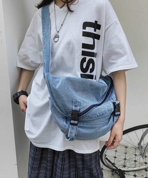 Coo+i(クーイ)の「大容量デニムショルダーバッグ 男女兼用(ショルダーバッグ・レディース・ライトブルー/ブルー・FREE)」の21枚目の写真