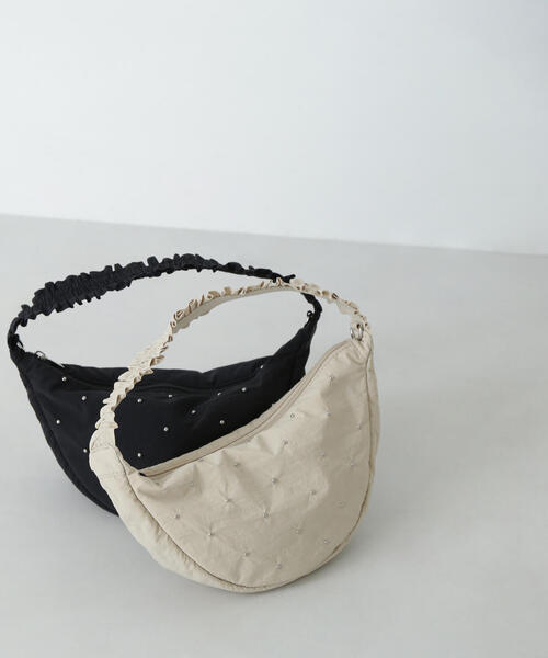 NATURAL BEAUTY BASIC(ナチュラルビューティーベーシック)の「◇マイクロスタッズムーンショルダーバッグ(ショルダーバッグ・レディース・ベージュ/ブラック・フリ-)」の1枚目の写真