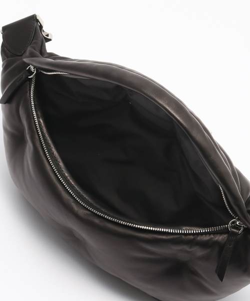 Maison Margiela（メゾンマルジェラ）の「MAISON MARGIELA (メゾン マルジェラ) GLAM SLAM BELT BAG S35WB0079/P4300（ショルダーバッグ・メンズ・ブラック・FREE）」の5枚目の写真