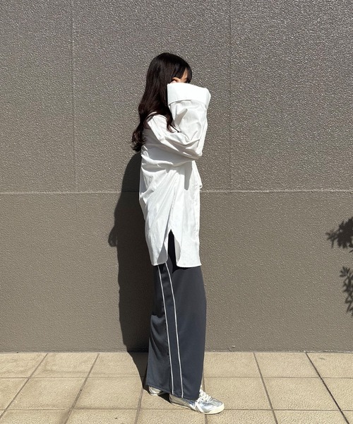ISOOK(アイスー)の「【ISOOK / アイスー】ワイドスリーブオックスシャツ / レギュラーカラー オーバーサイズ ルーズ 袖コンシャス 白 黒 ホワイト ブラック ブルー ZOZOTOWN限定(シャツ/ブラウス・レディース・ブルー/ブラック/ホワイト・FREE)」の10枚目の写真
