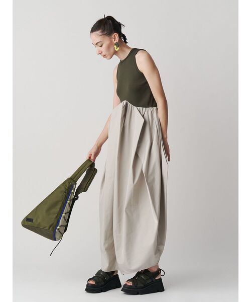 UN3D.（アンスリード）の「WAVE SLING BAG / ウェーブスリングバッグ（ボディバッグ/ウエストポーチ・レディース・ブラック/カーキ・FREE）」の5枚目の写真