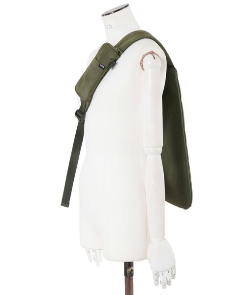 UN3D.（アンスリード）の「WAVE SLING BAG / ウェーブスリングバッグ（ボディバッグ/ウエストポーチ・レディース・ブラック/カーキ・FREE）」の16枚目の写真