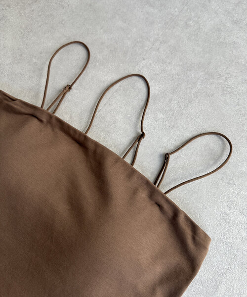 Thevon（ゼボン）の「【新色登場！】アシメストラップカップ付きキャミ（キャミソール・レディース・ブラック/オフホワイト/ブラウン/グレイッシュベージュ・FREE/S）」の13枚目の写真