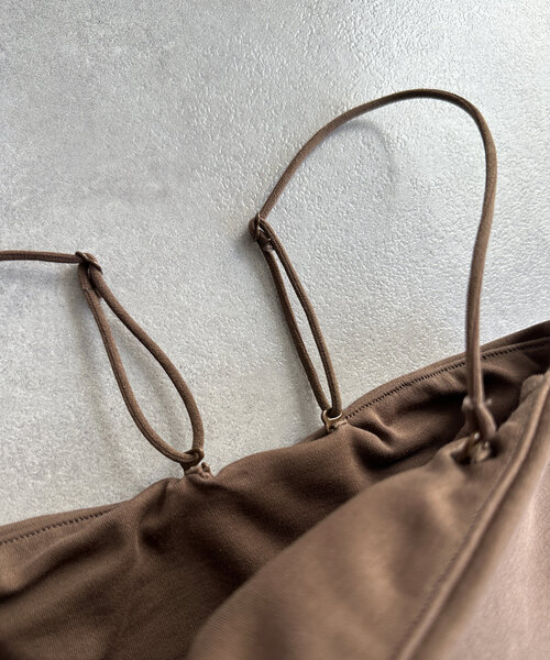 Thevon（ゼボン）の「【新色登場！】アシメストラップカップ付きキャミ（キャミソール・レディース・ブラック/オフホワイト/ブラウン/グレイッシュベージュ・FREE/S）」の14枚目の写真