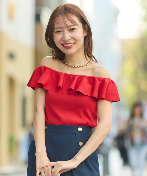 La boutique BonBon（ラブティックボンボン）の「【スタッフKAZUMI監修カラー】クールタッチUVオフショルラッフルニット（ニット/セーター・レディース・ホワイト/レッド/ネイビー/ピンク・FREE）」の12枚目の写真
