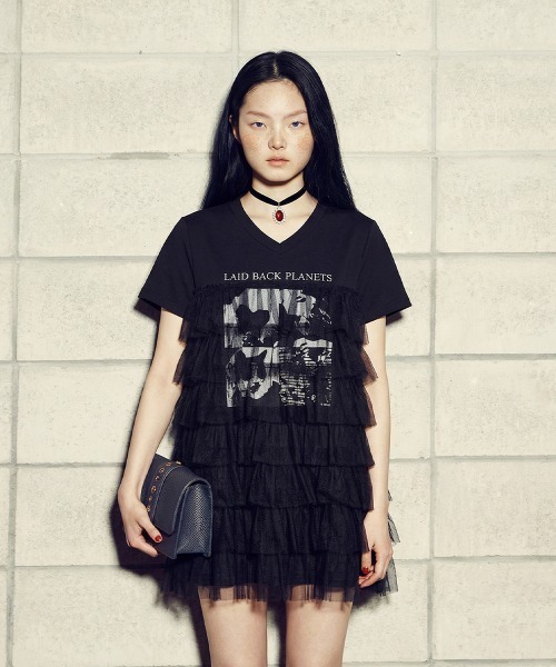 VIVID LADY(ビビッドレディー)の「Tulle Layered Graphic Long T-shirt / チュールレイヤードグラフィックロングTシャツ(Tシャツ/カットソー・レディース・ホワイト/ベージュ/ブラック・FREE)」の2枚目の写真