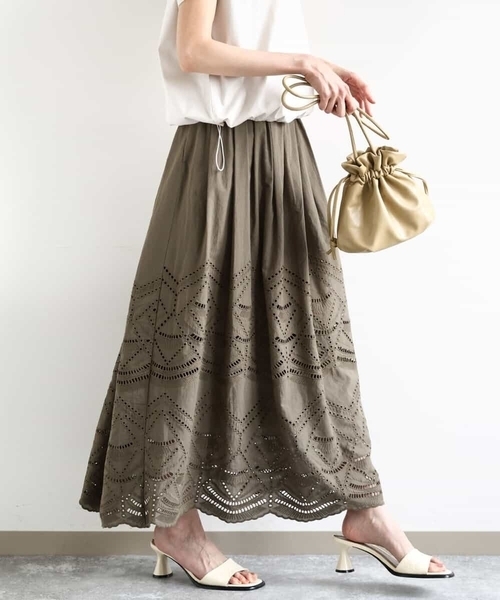 MK MICHEL KLEIN（エムケーミッシェルクラン）の「コットン刺繍カットワークギャザースカート/洗える（スカート・レディース・ブルー/カーキ/ホワイト・38）」の2枚目の写真