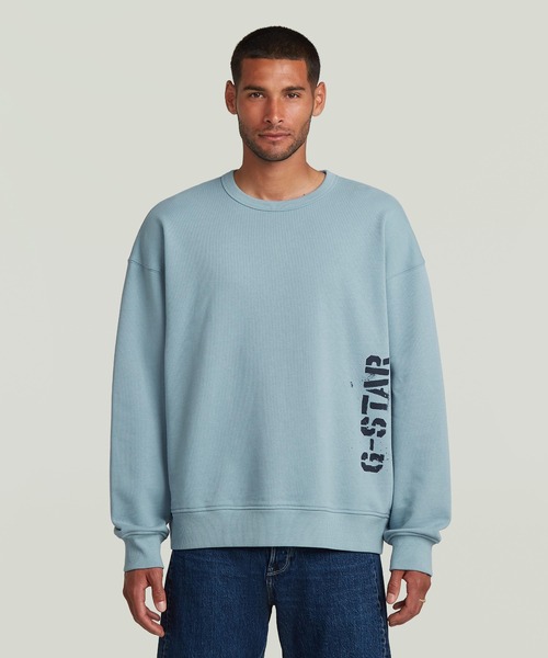 G-STAR（ジースター）の「Sprayed 89 Loose Sweater/ステンシルグラフィックロゴルーズスウェット/トレーナー（スウェット・メンズ・ブルー系その他/グレー系その他/ホワイト系その他/ダークブラック・X-SMALL/SMALL/MEDIUM/LARGE/X-LARGE）」の5枚目の写真