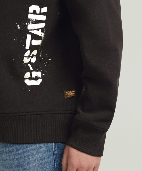 G-STAR（ジースター）の「Sprayed 89 Loose Sweater/ステンシルグラフィックロゴルーズスウェット/トレーナー（スウェット・メンズ・ブルー系その他/グレー系その他/ホワイト系その他/ダークブラック・X-SMALL/SMALL/MEDIUM/LARGE/X-LARGE）」の18枚目の写真