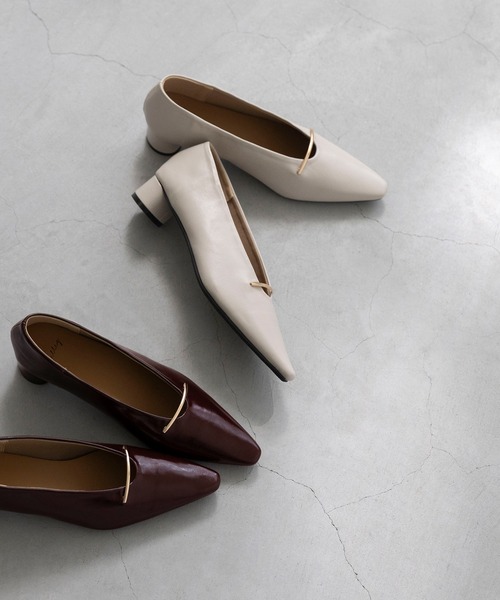 welleg(ウェレッグ)の「【 極やわ 】ゴールドバー 3cmヒール パンプス(パンプス・レディース・シルバー/ブラック系その他/ブラック/アイボリー/ブラウン系その他/ブラウン/ライトグレー/シルバー系その他・21.5cm/22.0cm/22.5cm/23.0cm/23.5cm/24.0cm/24.5cm/25.0cm/25.5cm/26.0cm)」の2枚目の写真