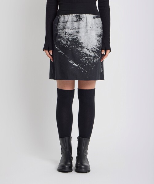 agnes b.(アニエスベー)の「フォトプリント Aライン スカート "image reflet"(スカート・レディース・ブラック・2/1)」の3枚目の写真