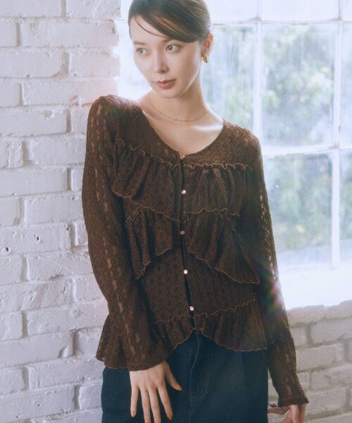 earth music&ecology（アースミュージックアンドエコロジー）の「レースフリルメローカーディガン（シャツ/ブラウス・レディース・アイボリー/ブラウン・FREE）」の2枚目の写真