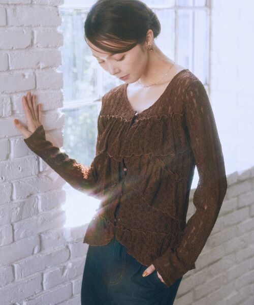 earth music&ecology（アースミュージックアンドエコロジー）の「レースフリルメローカーディガン（シャツ/ブラウス・レディース・アイボリー/ブラウン・FREE）」の3枚目の写真