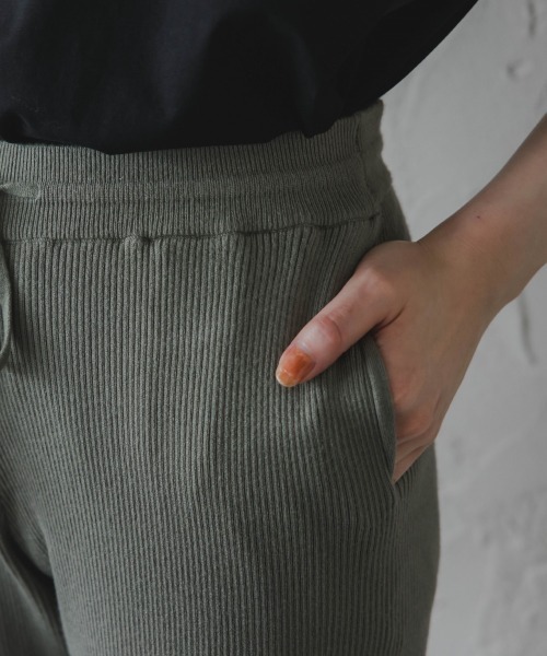 slattgir(スラットジール)の「高身長 ニットフレアパンツ(セットアップ対応)(トールサイズ)Essenave(その他パンツ・レディース・カーキ/ブラック/ベージュ・TM/TL/TLL/T3L)」の12枚目の写真